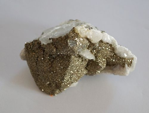 Pyrit auf Bergkristall aus Marokko