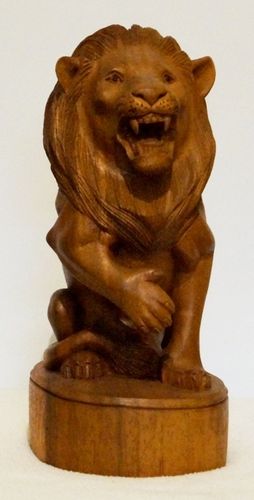 Löwe aus Suar Holz handgeschnitzt